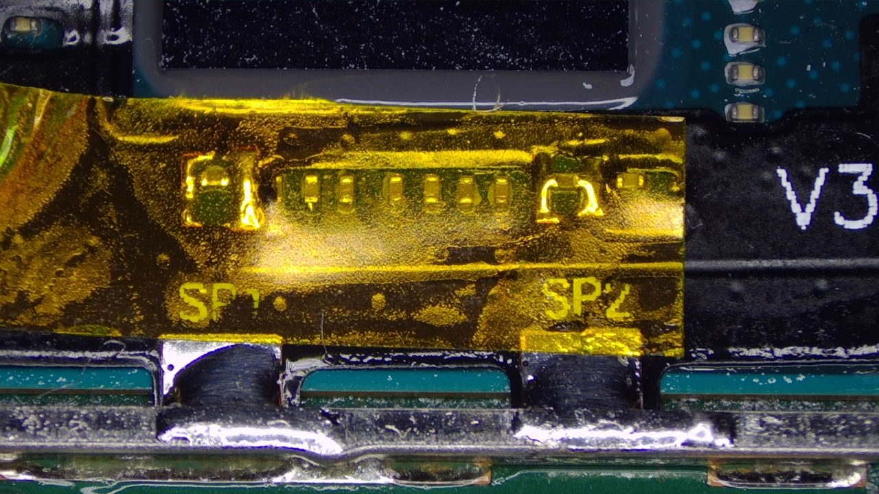 Zone de soudure SP1 / SP2 d'une carte mère de Nintendo Switch protégée par un ruban kapton avant remontage.